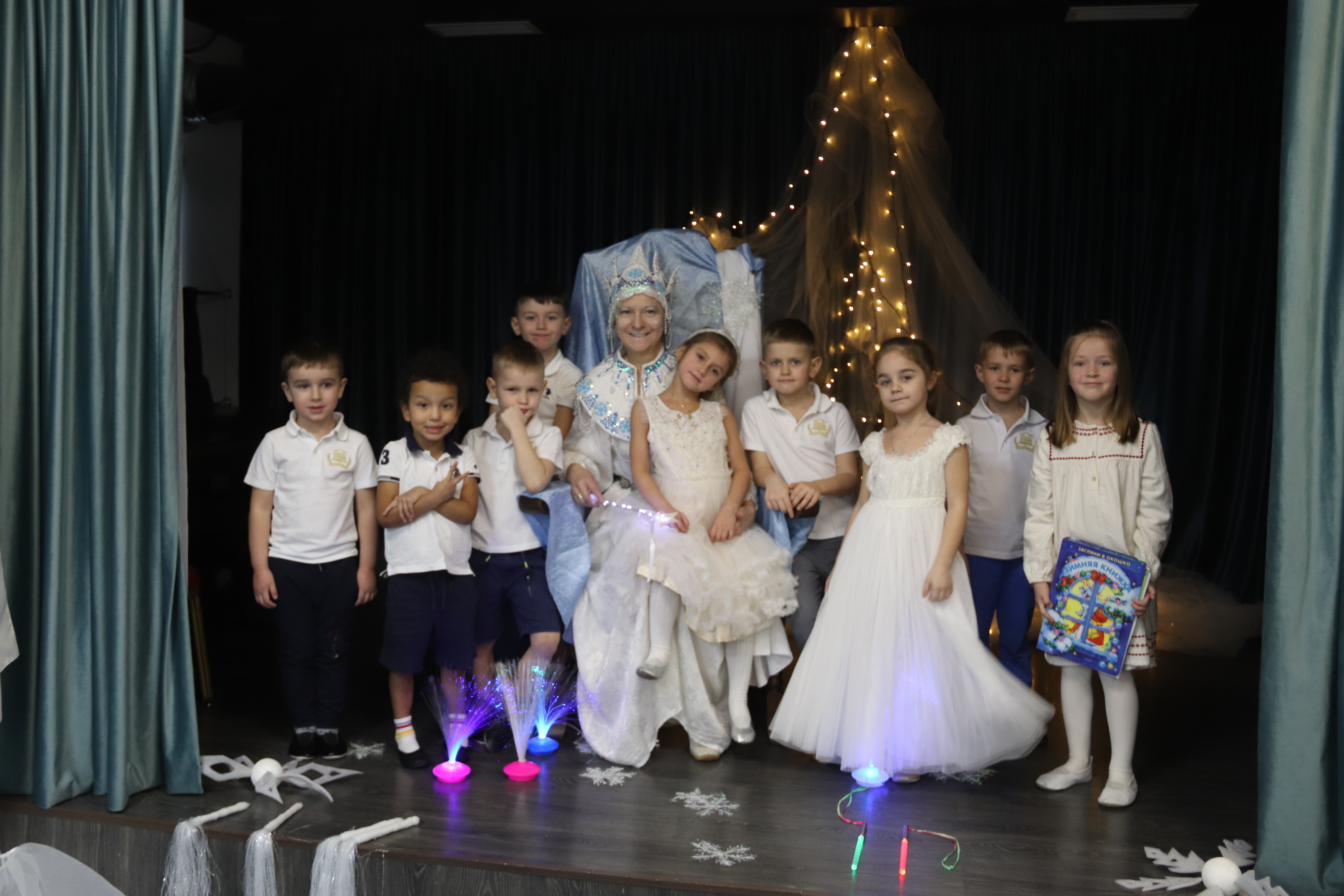 В детском саду «Ювенесик» прошёл музыкально-поэтический досуг «Зимушка-Зима».